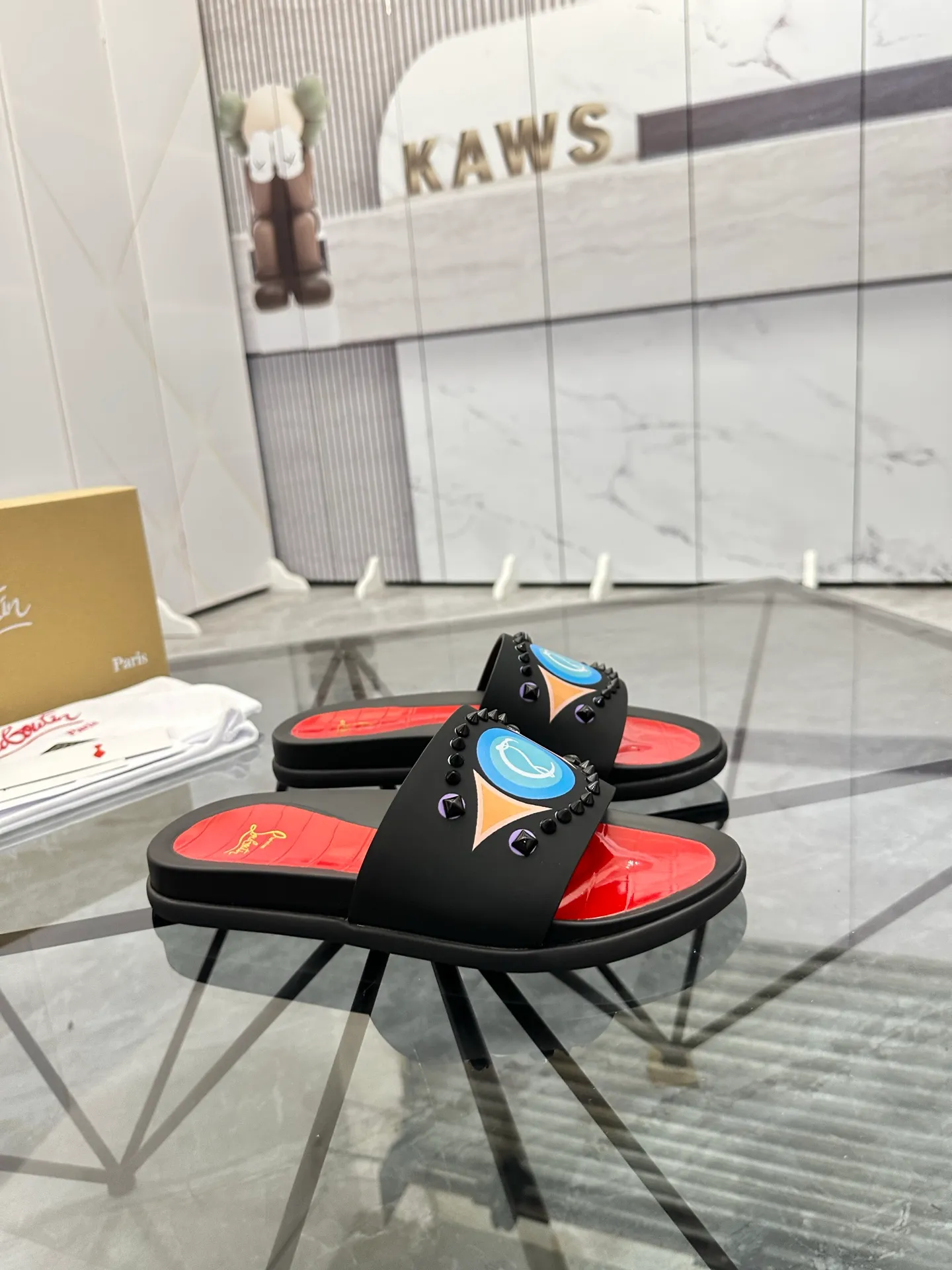 Men's shoes: 💰P340¥ Product trademark: CL red-soled shoes* "CL*" slippers Regular size: 38-44 (men's 45.46 can be customized) Product materials: imported cowhide upper, professional 5D craftsmanship, high-end rivets, sheepskin lining, original outsole. Number: 789